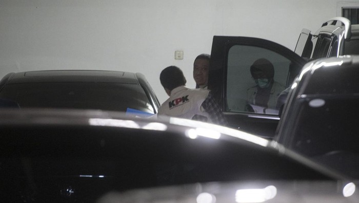 Penyidik Komisi Pemberantasan Korupsi (KPK) melakukan pengeledahan di rumah dinas Menteri Pertanian Syahrul Yasin Limpo di perumahan Widya Chandra, Jakarta, Kamis (28/9/2023). Pengeledahan tersebut terkait kasus dugaan korupsi di Kementerian Pertanian. ANTARA FOTO/Muhammad Adimaja/nym.