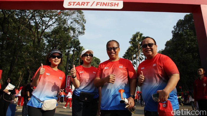 Direktur Utama Detikcom Abdul Aziz dan Ketua CT Arsa Foundation Anita Ratnasari Tanjung mengikuti acara Hari Jantung Sedunia di GBK, Kamis (28/9/2023). Acara ini bertujuan untuk memperingati Hari Jantung Sedunia serta edukask untuk hidup sehat.