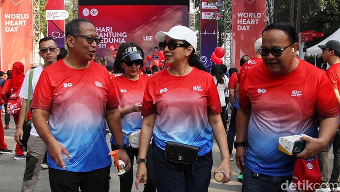 Direktur Utama Detikcom Abdul Aziz dan Ketua CT Arsa Foundation Anita Ratnasari Tanjung mengikuti acara Hari Jantung Sedunia di GBK, Kamis (28/9/2023). Acara ini bertujuan untuk memperingati Hari Jantung Sedunia serta edukask untuk hidup sehat.