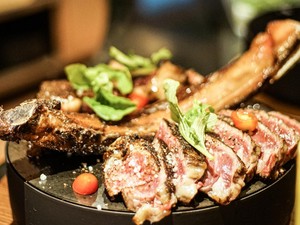 Empuk Juicy Dry Aged T-Bone Steak Di Restoran Bergaya Spanyol Ini