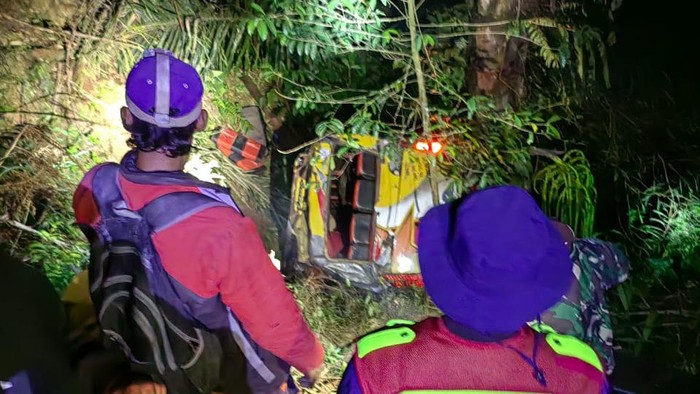 Elf terperosok ke jurang di kawasan Cikajang, Garut, Rabu (27/9/2023) malam.