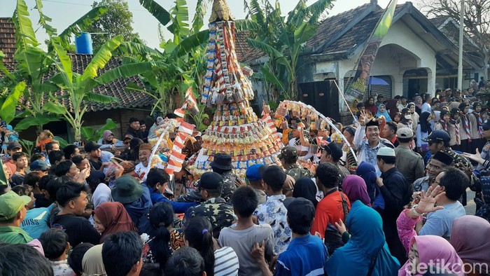 Festival Ampyang Maulid di Loram Kudus digelar untuk memperingati Maulid Nabi, Kamis (28/9/2023). Acara ini berlangsung meriah.