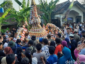 Meriahnya Ampyang Maulid di Loram Kudus, Nasi Kepal-Kerupuk Jadi Rebutan