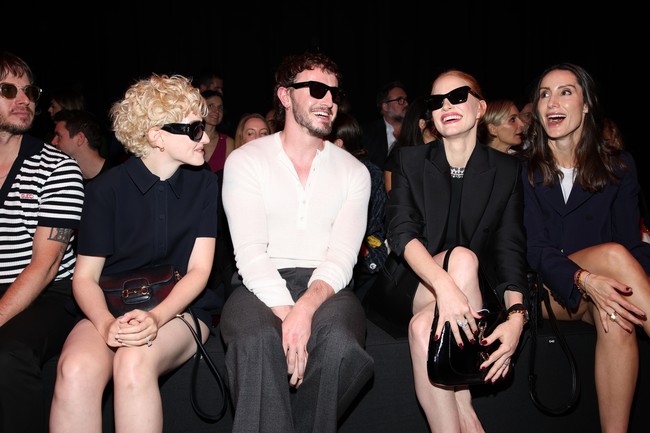 Barisan terdepan turut diisi nama-nama aktris dan aktor papan atas. Ada Julia Garner, Paul Mescal, dan Jessica Chastain. (Foto: Getty Images for Gucci/Daniele Venturelli)