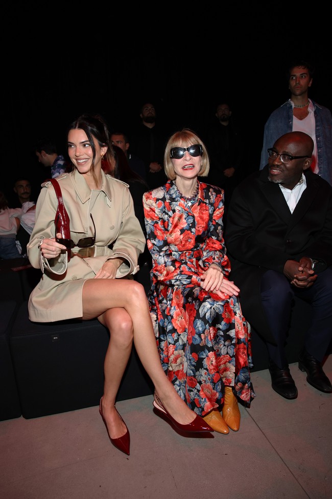 Duduk di barisan terdepan alias front row, Kendall ditempatkan di sebelah para pesohor dan toko penting di industri fashion. Ada petinggi majalah Vogue AS Anna Wintour dan Edward Enniful dari Vogue Inggris. (Foto: Getty Images for Gucci/Daniele Venturelli)