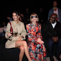 Duduk di barisan terdepan alias front row, Kendall ditempatkan di sebelah para pesohor dan toko penting di industri fashion. Ada petinggi majalah Vogue AS Anna Wintour dan Edward Enniful dari Vogue Inggris. (Foto: Getty Images for Gucci/Daniele Venturelli)