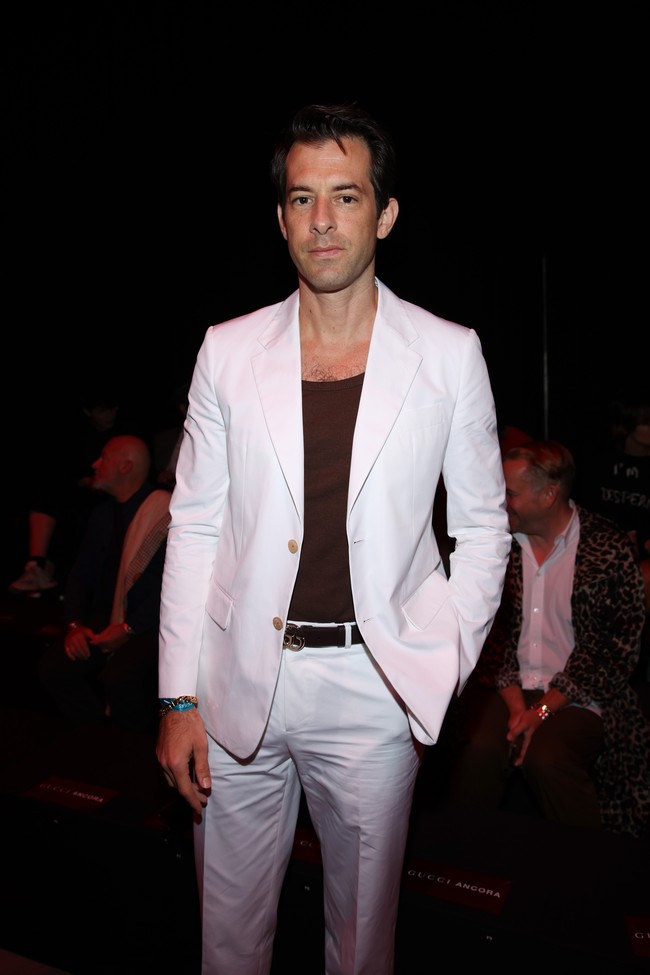 Musisi Marc Ronson memberikan gaya terbaiknya dengan setelan putih polos yang mengingatkan pada tampilan koleksi baru Gucci yang sederhana dan cenderung berpotongan minimalis di bawah arahan Sabato.  (Foto: Getty Images for Gucci/Daniele Venturelli)