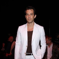 Musisi Marc Ronson memberikan gaya terbaiknya dengan setelan putih polos yang mengingatkan pada tampilan koleksi baru Gucci yang sederhana dan cenderung berpotongan minimalis di bawah arahan Sabato.  (Foto: Getty Images for Gucci/Daniele Venturelli)