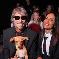 Peragaan Gucci ini juga kedatangan desainer Valentino Pierpaolo Piccioli. Ia hadir untuk mendukung Sabato yang pernah bekerja sebagai tangan kanannya sebelum pindah ke Gucci.  (Foto: Getty Images for Gucci/Victor Boyko)