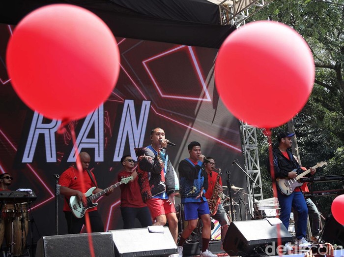 Grup musik RAN tampil dalam acara Hari Jantung Sedunia di GBK, Kamis (28/9/2023).