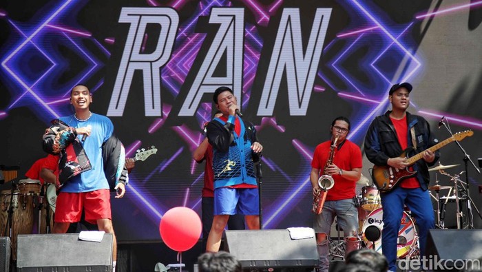 Grup musik RAN tampil dalam acara Hari Jantung Sedunia di GBK, Kamis (28/9/2023).