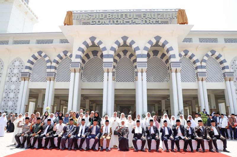 Gubernur Jawa Timur Khofifah Indar Parawansa menghadiri Peringatan 100 Tahun (1 Abad) Pondok Modern Darussalam Gontor di Pondok Modern Darussalam Gontor Putri Kampus 1, Kab. Ngawi, Kamis (28/9)..