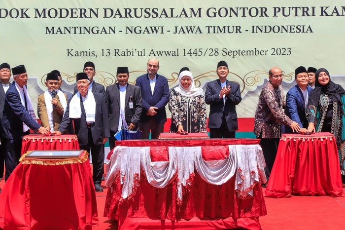 Gubernur Jawa Timur Khofifah Indar Parawansa menghadiri Peringatan 100 Tahun (1 Abad) Pondok Modern Darussalam Gontor di Pondok Modern Darussalam Gontor Putri Kampus 1, Kab. Ngawi, Kamis (28/9)..