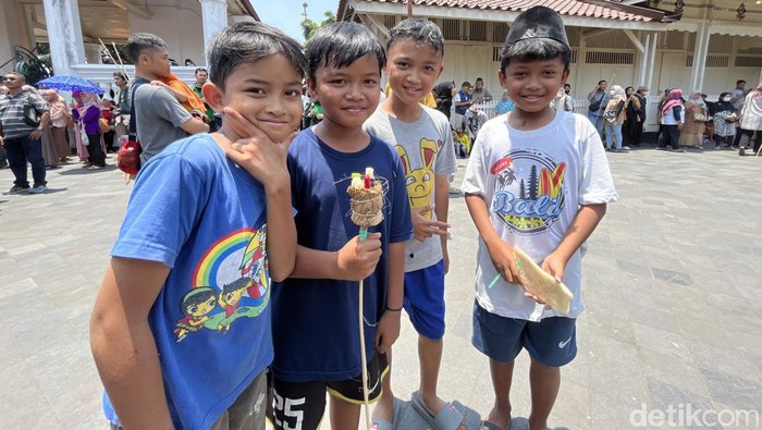 Gunungan Garebeg Mulud Keraton Jogja dirayah orang dewasa hingga anak-anak, Kamis (28/9/2023).