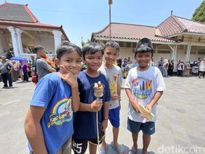Cerita Anak-anak Antusias Merayah Gunungan Garebeg Mulud Keraton Jogja