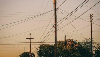 Listrik sangat berguna, tapi jangan pernah meremehkannya karena bisa mengancam jiwa, selalu hati-hati menggunakannya. Foto: Bored Panda