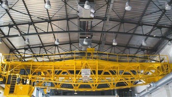 Segala sesuatu yang berat tergantung di atas kepala Anda adalah berbahaya. Jangan sembarangan berjalan di bawahnya. Jika sesuatu yang berat jatuh, Anda bisa mengalami cedera parah, bahkan meninggal dunia. Foto: Bored Panda