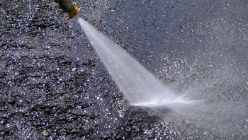 Mencuci dengan air bertekanan. Banyak orang menganggap lucu jika menyemprot orang lain dengan semprotan tersebut, namun kenyataannya air yang keluar dari nosel tersebut cukup kuat untuk membuat batu bata pecah. Ia dengan mudah memotong kulit dan bahkan dapat masuk ke dalam aliran darah Anda. Foto: Bored Panda