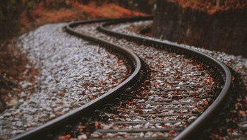 Melintasi perlintasan kereta api dengan sembarangan, mungkin merupakan hal paling bodoh yang dilakukan sebagian orang saat berkendara. Selalu ada satu kemungkinan Anda terjebak dan ditabrak kereta api. Foto: Bored Panda