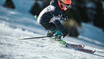 Main ski bisa menjadi hiburan menyenangkan, tapi kadang berakibat fatal. Cedera yang terjadi karena permainan ini bisa mengerikan. Foto: Bored Panda