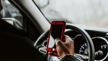 Main ponsel saat mengemudi. Kita melihatnya sepanjang waktu dan mungkin menganggapnya biasa. Akan tetapi hal ini berpotensi bikin hilang konsentrasi dan terjadilah kecelakaan, tak jarang fatal. Foto: Bored Panda