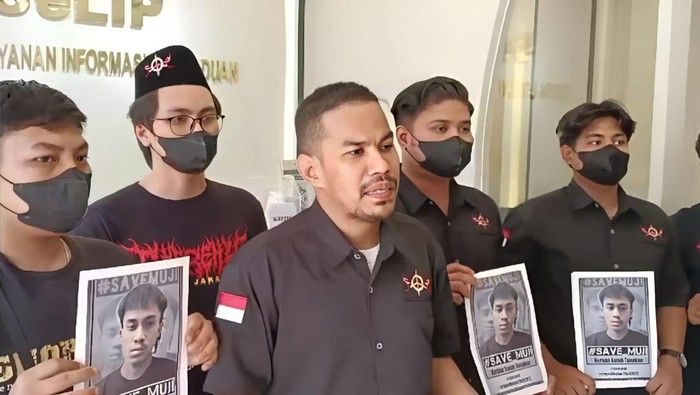Hanfi Fajri (tengah) mengadukan polisi Lamongan ke Propam Polri karena dugaan salah tangkap