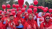 Kemeriahan ‘Indonesia Heart Walk 2023’ mulai terlihat di Kawasan Gelora Bung Karno (GBK). Para peserta tampak antusias melangkahkan kaki mengelilingi GBK. (Foto: Khadijah Nur Azizah/detikHealth)