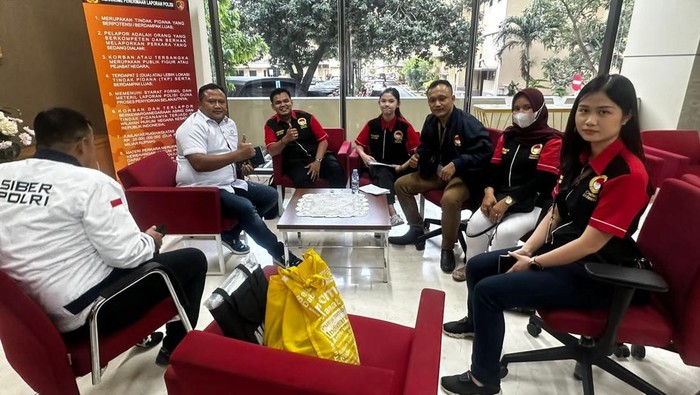 Pengacara kondang Hotman Paris resmi dilaporkan ke polisi. Laporan dibuat oleh remaja perempuan 16 tahun, bernama Kate Victoria Lim.