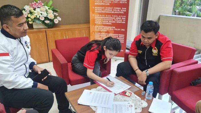 Hotman Paris Dipolisikan Remaja 16 Tahun, Ini Kasusnya Pengacara kondang Hotman Paris resmi dilaporkan ke polisi. Laporan dibuat oleh remaja perempuan 16 tahun, bernama Kate Victoria Lim.