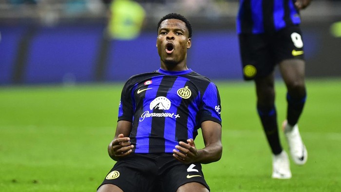 Soccer Football - Serie A - Inter Milan v U.S. Sassuolo - San Siro, Milan, Italy - September 27, 2023 Inter Milans Denzel Dumfries celebrates scoring their first goal REUTERS/Massimo Pinca