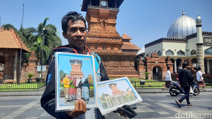 Jasa tukang foto di kompleks Menara Kudus, Kamis (28/9/2023).
