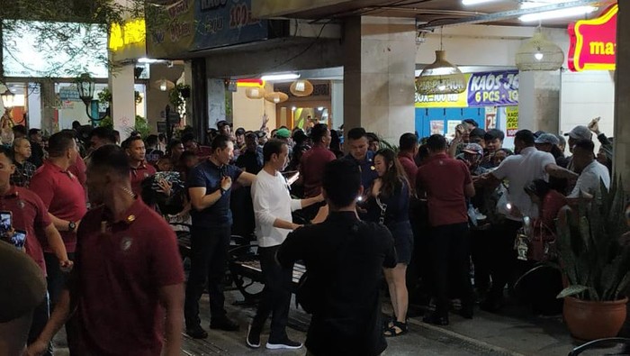 Jokowi sempat jalan-jalan di pedestrian Malioboro Jogja, Kamis (28/9/2023).