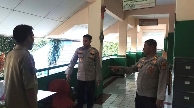 Kapolsek Mampang Prapatan Kompol David Y Kanitero mengecek keamanan gedung SDN 06/08 Tegal Parang