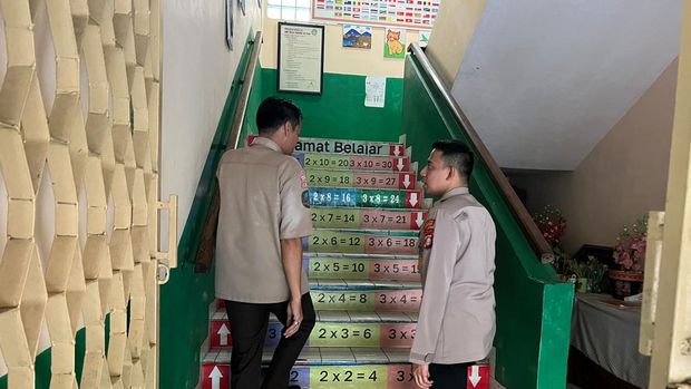Kapolsek Mampang Prapatan Kompol David Y Kanitero mengecek keamanan gedung SDN 06/08 Tegal Parang