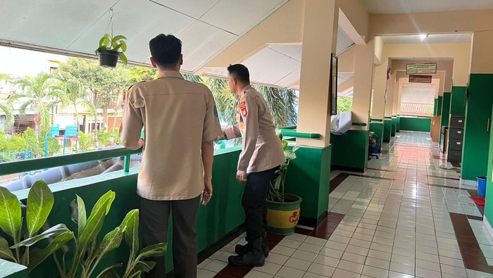 Kapolsek Mampang Prapatan Kompol David Y Kanitero mengecek keamanan gedung SDN 06/08 Tegal Parang