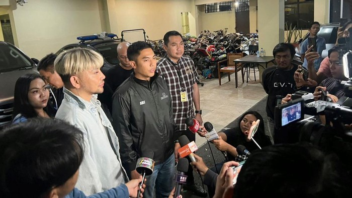 Kapolsek Setiabudi Kompol Arif Purnama Oktora (tengah) mengatakan pihaknya menyelidiki laporan desainer Caren Delano.