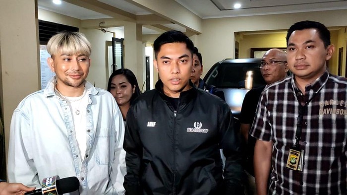 Kapolsek Setiabudi Kompol Arif Purnama Oktora (tengah) mengatakan pihaknya menyelidiki laporan desainer Caren Delano.