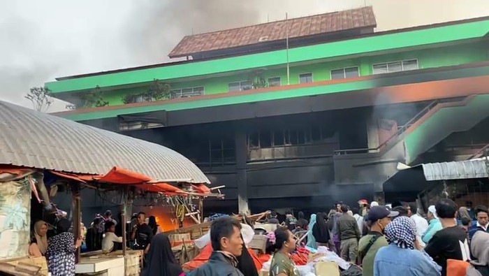 Sudah 13 Jam Berlalu, Kebakaran di Pasar Leuwiliang Bogor Belum Padam
