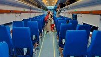 Tak hanya kursi, kereta ekonomi terbaru ini juga mengusung interior baru yang dilengkapi dengan Public Information Display System (PIDS). Fitur baru ini memungkinkan penumpang untuk melihat jam serta suhu. Foto: dok. PT KAI