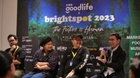 EVP Transaction Banking Business Development BCA I Ketut Alam Wangsawijaya (kanan) bersama Anton Wirjono (kedua kanan) dan Cynthia Wirjono (kedua kiri) sebagai Co-Founder Brightspot Market dan Adrian Riadi (kiri) Brand Manager Gudang Garam Signature dalam acara konferensi pers BCA Goodlife X Brightspot Market 2023. Kegiatan ini sebagai bentuk nyata komitmen BCA dalam mendukung perkembangan industri kreatif yang berkelanjutan. 