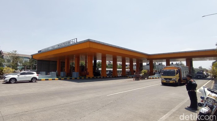 Kondisi lalin di gerbang tol Pasteur, Kota Bandung, Kamis (28/9/2023).