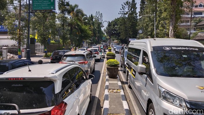 Kondisi lalu lintas di Jalan Dago arah Lembang.