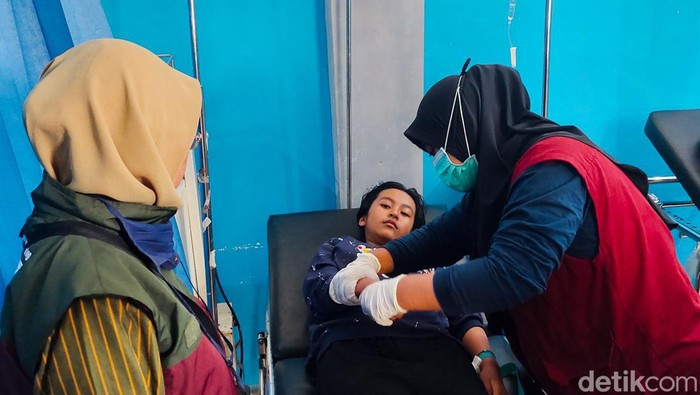 Korban Keracunan Massal Dirawat di Puskesmas Saguling, Kabupaten Bandung Barat, Kamis (28/9/2023).