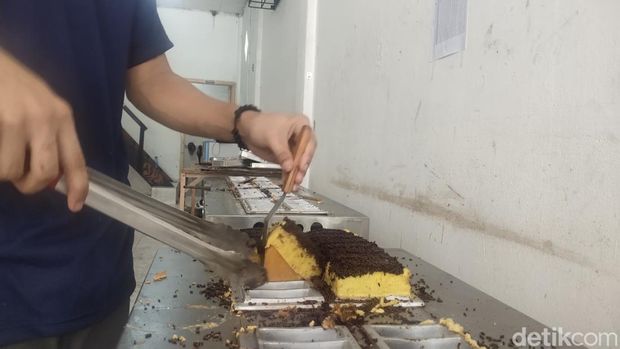 Kue pukis ini dibanderol Rp 7 - 8 ribu per potong