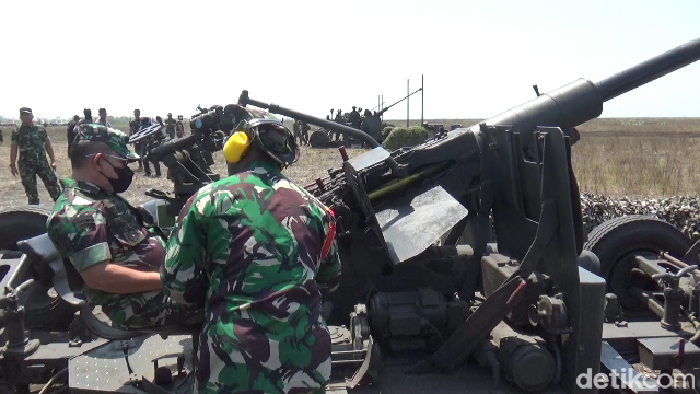 Latihan Menembak Senjata berat (Latbakjatrat) Pusat Kesenjataan Artileri Pertahanan Udara (Pussenarhanud) TNI AD menggelar Latihan Menembak Senjata berat (Latbakjatrat) terintegrasi. Latihan digelar di Air Waepon Range (AWR) Desa Pandan Wangi, Kecamatan Tempeh, Lumajang.