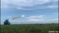 Lesat Rudal Arhanud TNI AD berekor api, Kamis (28/9/2023)/Foto: Nur Hadi Wicaksono/detikJatim