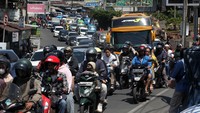 Sejumlah kendaraan memadati ruas jalan jalur Puncak saat diberlakukan sistem satu arah di Cisarua, Kabupaten Bogor, Jawa Barat, Kamis (28/9/2023). 
