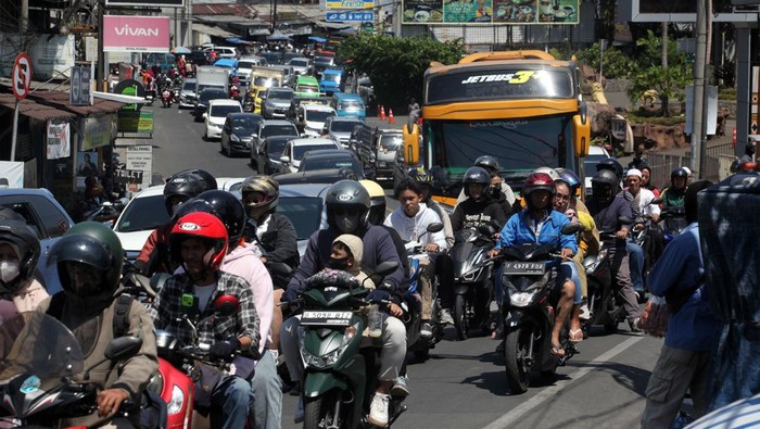 Sejumlah kendaraan memadati ruas jalan jalur Puncak saat diberlakukan sistem satu arah di Cisarua, Kabupaten Bogor, Jawa Barat, Kamis (28/9/2023). Pada libur Maulid Nabi Muhammad SAW jalur wisata Puncak Bogor dipadati kendaraan wisatawan dan Sat Lantas Polres Bogor memberlakukan rekayasa lalu lintas sistem satu jalur atau one way dan ganjil genap nomor kendaraan untuk mengurai kepadatan kendaraan. ANTARA FOTO/Yulius Satria Wijaya/foc.