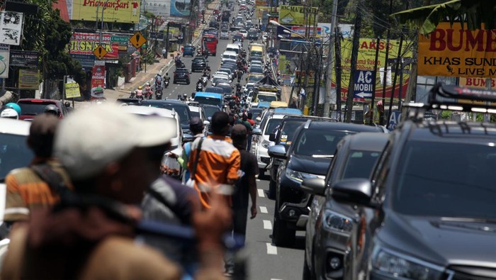 Libur Maulid Nabi, Jalur Wisata Puncak Bogor Padat Sejumlah kendaraan memadati ruas jalan jalur Puncak saat diberlakukan sistem satu arah di Cisarua, Kabupaten Bogor, Jawa Barat, Kamis (28/9/2023). Pada libur Maulid Nabi Muhammad SAW jalur wisata Puncak Bogor dipadati kendaraan wisatawan dan Sat Lantas Polres Bogor memberlakukan rekayasa lalu lintas sistem satu jalur atau one way dan ganjil genap nomor kendaraan untuk mengurai kepadatan kendaraan. ANTARA FOTO/Yulius Satria Wijaya/foc.