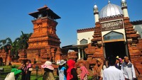 Sejumlah wisatawan mengunjungi kompleks Masjid Menara Kudus peninggalan Sunan Kudus di Desa Kauman, Kudus, Jawa Tengah, Kamis (28/9/2023). 